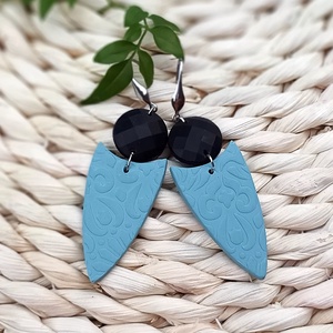 Kék-fekete domornyomott fülbevaló  - ékszer - fülbevaló - lógó fülbevaló - Meska.hu Kék-fekete domornyomott fülbevaló  - ékszer - fülbevaló - lógó fülbevaló - Meska.hu