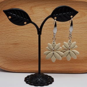 Bézs mini lótusz fülbevaló, Ékszer, Fülbevaló, Lógó fülbevaló, Ékszerkészítés, Gyurma, MESKA