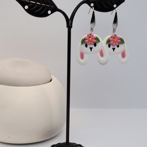 Rózsaszín virágos fehér nyuszi fülbevaló, Ékszer, Fülbevaló, Lógó fülbevaló, Ékszerkészítés, Gyurma, MESKA