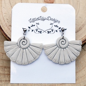 Makramé  hatású törtfehér legyező fülbevaló  - ékszer - fülbevaló - lógó fülbevaló - Meska.hu Makramé  hatású törtfehér legyező fülbevaló  - ékszer - fülbevaló - lógó fülbevaló - Meska.hu