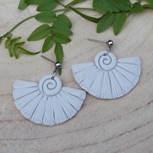 Makramé  hatású törtfehér legyező fülbevaló , Ékszer, Fülbevaló, Lógó fülbevaló, Ékszerkészítés, Gyurma, MESKA