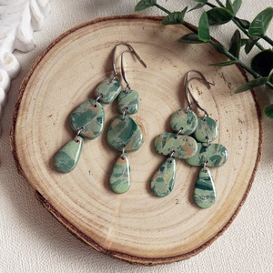 Ásványhatású zöld  fülbevaló, Ékszer, Fülbevaló, Lógó fülbevaló, Ékszerkészítés, Gyurma, MESKA