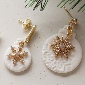 Hópehelyhes gömb fülbevaló cirkon kővel - ékszer - fülbevaló - lógó fülbevaló - Meska.hu Hópehelyhes gömb fülbevaló cirkon kővel - ékszer - fülbevaló - lógó fülbevaló - Meska.hu