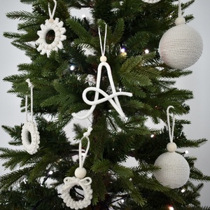 Makramé kezdőbetű karácsonyfadísz - névre szóló - karácsony - karácsonyi lakásdekoráció - karácsonyfadíszek - Meska.hu