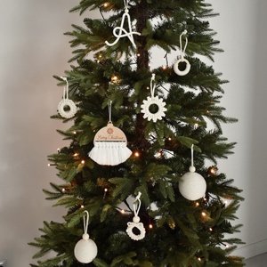 Makramé kezdőbetű karácsonyfadísz - névre szóló - karácsony - karácsonyi lakásdekoráció - karácsonyfadíszek - Meska.hu