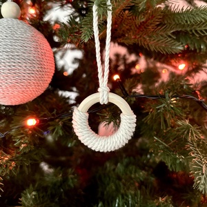 Félkör makramé karácsonyfadísz - karácsony - karácsonyi lakásdekoráció - karácsonyfadíszek - Meska.hu