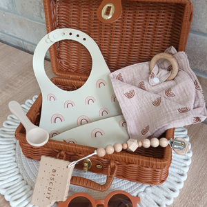 Szivárvnyos babalátogató ajándékcsomag bőröndben 1. - Meska.hu