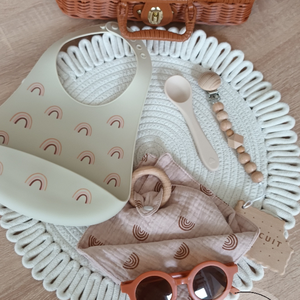 Szivárvnyos babalátogató ajándékcsomag bőröndben 1. - játék & sport - babalátogató ajándékcsomag - Meska.hu