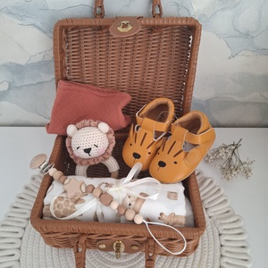 Oroszlános babaköszöntő ajándékcsomag bőröndben - Meska.hu