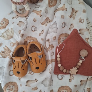 Oroszlános babaköszöntő ajándékcsomag bőröndben - játék & sport - babalátogató ajándékcsomag - Meska.hu