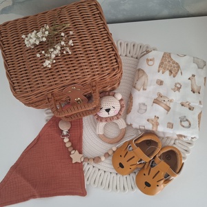 Oroszlános babaköszöntő ajándékcsomag bőröndben - játék & sport - babalátogató ajándékcsomag - Meska.hu