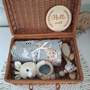 Zsiráfos babalátogató ajándékcsomag bőröndben - Meska.hu