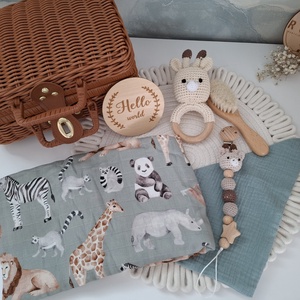 Zsiráfos babalátogató ajándékcsomag bőröndben - játék & sport - babalátogató ajándékcsomag - Meska.hu