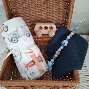 Járműves babalátogató ajándékcsomag bőröndben - Meska.hu