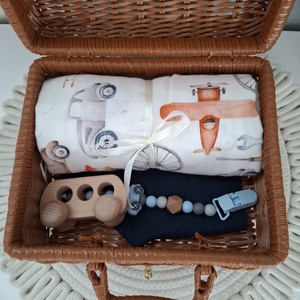 Járműves babalátogató ajándékcsomag bőröndben - játék & sport - babalátogató ajándékcsomag - Meska.hu