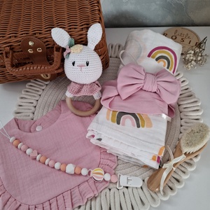 Nyuszis babalátogató ajándékcsomag bőröndben - játék & sport - babalátogató ajándékcsomag - Meska.hu