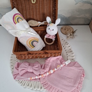 Nyuszis babalátogató ajándékcsomag bőröndben - játék & sport - babalátogató ajándékcsomag - Meska.hu