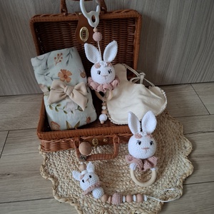 Nyuszis babaköszöntő ajándékcsomag, Játék & Sport, Babalátogató ajándékcsomag, Horgolás, MESKA