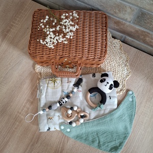 Pandás babalátogató ajándékcsomag bőröndben, Játék & Sport, Babalátogató ajándékcsomag, Horgolás, Gravírozás, pirográfia, MESKA