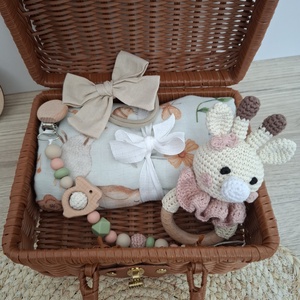 Babaköszöntő ajándékcsomag zsiráffal bőröndben - Meska.hu