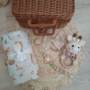 Babaköszöntő ajándékcsomag zsiráffal bőröndben - baba - mama - babalátogató ajándékcsomag - Meska.hu