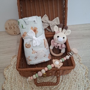 Babaköszöntő ajándékcsomag zsiráffal bőröndben - baba - mama - babalátogató ajándékcsomag - Meska.hu