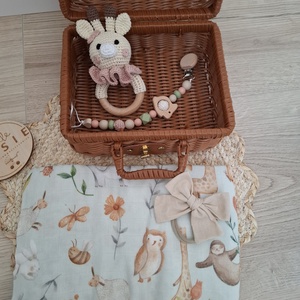 Babaköszöntő ajándékcsomag zsiráffal bőröndben - baba - mama - babalátogató ajándékcsomag - Meska.hu