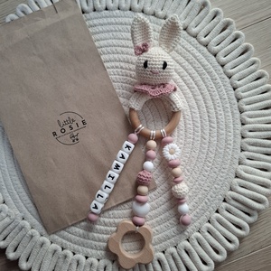 Horgolt nyuszis csörgő rágcsaágakkal és névvel - Meska.hu