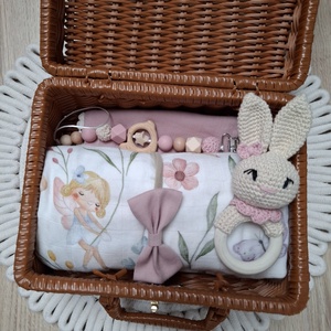 Nyuszis babalátogató ajándékcsomag bőröndben - baba - mama - babalátogató ajándékcsomag - Meska.hu