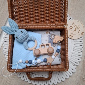 Nyuszis, traktoros babalátogató ajándékcsomag bőröndben - baba - mama - babalátogató ajándékcsomag - Meska.hu