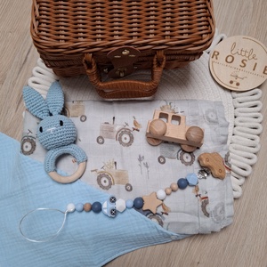 Nyuszis, traktoros babalátogató ajándékcsomag bőröndben - baba - mama - babalátogató ajándékcsomag - Meska.hu