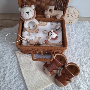 Oroszlános babaköszöntő ajándékcsomag bőröndben, Baba - mama, Babalátogató ajándékcsomag, Horgolás, MESKA