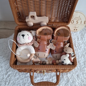 Oroszlános babaköszöntő ajándékcsomag bőröndben - baba - mama - babalátogató ajándékcsomag - Meska.hu