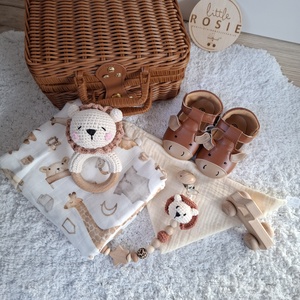 Oroszlános babaköszöntő ajándékcsomag bőröndben - baba - mama - babalátogató ajándékcsomag - Meska.hu