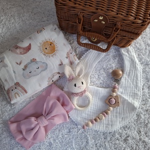 Nyuszis babalátogató ajándékcsomag bőröndben - baba - mama - babalátogató ajándékcsomag - Meska.hu