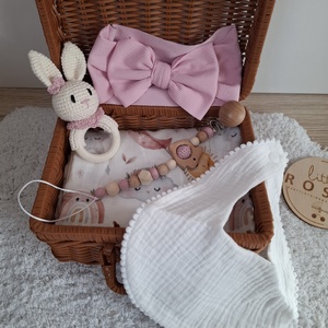 Nyuszis babalátogató ajándékcsomag bőröndben - baba - mama - babalátogató ajándékcsomag - Meska.hu