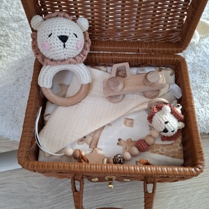 Oroszlános babaköszöntő ajándékcsomag bőröndben - Meska.hu