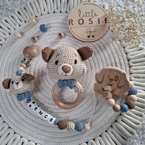Személyre szabható kutyusos babaváró ajándékcsomag � horgolt csörgő, cumilánc névvel, rágóka, Baba - mama, Babalátogató ajándékcsomag, Horgolás, MESKA