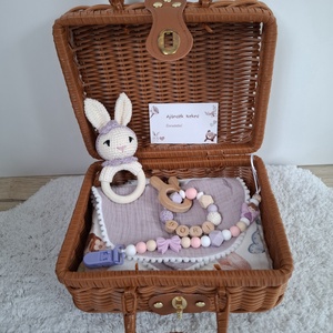 Személyre szabott babaváró ajándékcsomag kislánynak névre szóló cumilánc, rágóka, nyuszis csörgő, muszlin takaró - Meska.hu