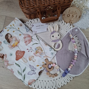 Személyre szabott babaváró ajándékcsomag kislánynak névre szóló cumilánc, rágóka, nyuszis csörgő, muszlin takaró - baba - mama - babalátogató ajándékcsomag - Meska.hu