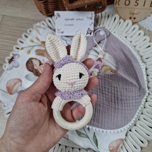 Személyre szabott babaváró ajándékcsomag kislánynak névre szóló cumilánc, rágóka, nyuszis csörgő, muszlin takaró - baba - mama - babalátogató ajándékcsomag - Meska.hu