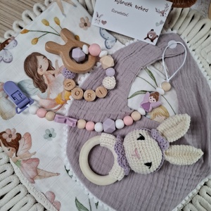 Személyre szabott babaváró ajándékcsomag kislánynak névre szóló cumilánc, rágóka, nyuszis csörgő, muszlin takaró - baba - mama - babalátogató ajándékcsomag - Meska.hu