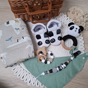 Pandás babaváró ajándékcsomag kisfiúnak bőröndben - baba - mama - babalátogató ajándékcsomag - Meska.hu