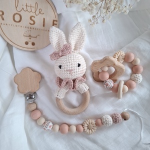 Nyuszis babaköszöntő szett csörgővel, cumilánccal és rágókával - Meska.hu