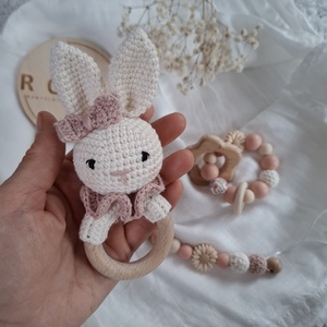 Nyuszis babaköszöntő szett csörgővel, cumilánccal és rágókával - baba - mama - babalátogató ajándékcsomag - Meska.hu