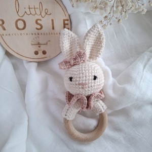 Nyuszis babaköszöntő szett csörgővel, cumilánccal és rágókával - baba - mama - babalátogató ajándékcsomag - Meska.hu