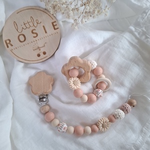 Nyuszis babaköszöntő szett csörgővel, cumilánccal és rágókával - baba - mama - babalátogató ajándékcsomag - Meska.hu