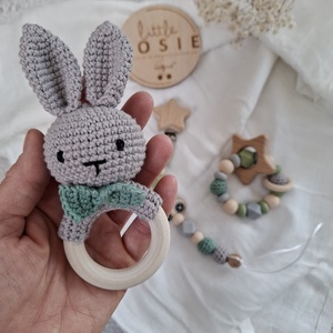 Nyuszis babaköszöntő szett csörgővel, cumilánccal és rágókával kisfiúnak - baba - mama - babalátogató ajándékcsomag - Meska.hu