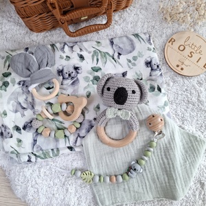 Koalás babaváró ajándékcsomag kisfiúnak bőröndben, Baba - mama, Babalátogató ajándékcsomag, Horgolás, MESKA