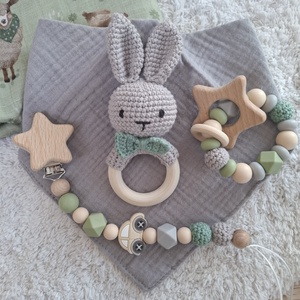 Nyuszis babaváró ajándékcsomag kisfiúnak bőröndben - baba - mama - babalátogató ajándékcsomag - Meska.hu